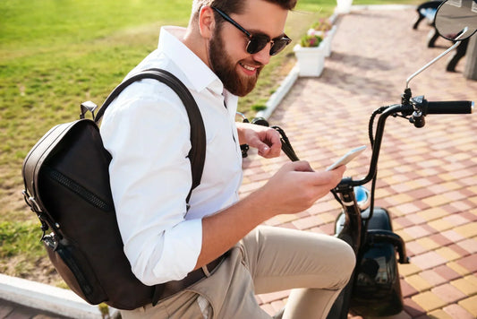 Quelle est la meilleure partie pour tenir le téléphone sur un véhicule deux-roues ?